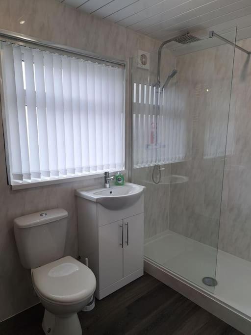 1 Bed Apart Dowlais ภายนอก รูปภาพ