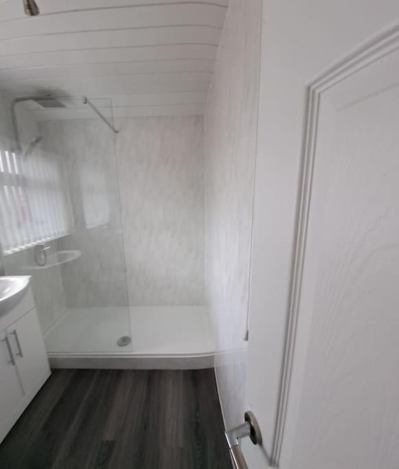 1 Bed Apart Dowlais ภายนอก รูปภาพ